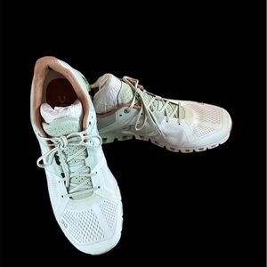 On Cloudflow Women’s Running Shoe In Aloe/White size 10.5 worn inside once